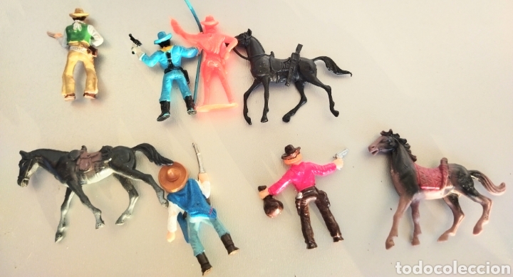 Figuras de goma y PVC: Lote de 6 Vaqueros y 2 caballos Comansi - Foto 2