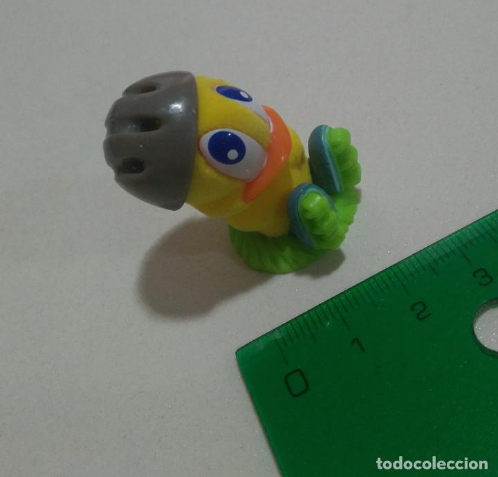 Figure di Gomma e PVC: KINDER pollo pascua terciopelo skater mini mu&ntilde;eco pollito figuta figurita mu&ntilde;eco mu&ntilde;equito