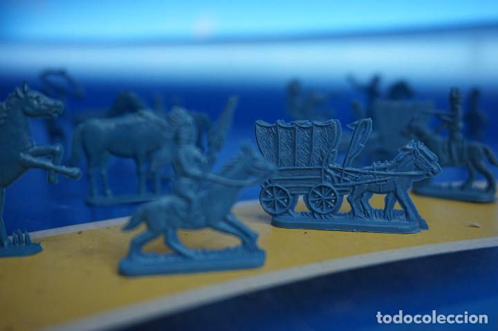 Figuras de goma y PVC: Indios y vaqueros de pl&aacute;stico planos. Montaflex. Montaplex - Foto 3