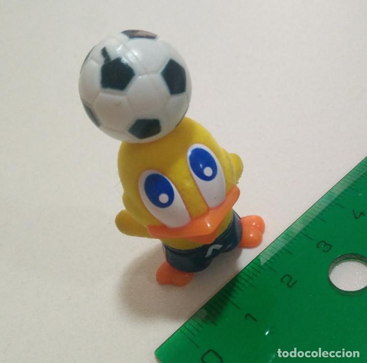 Figuras de Borracha e PVC: KINDER pollo pascua terciopelo mini mu&ntilde;eco pollito figuta figurita mu&ntilde;eco mu&ntilde;equito futbolista balon