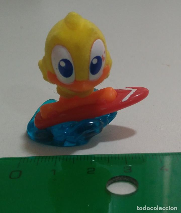 Figuras de Borracha e PVC: KINDER pollo pascua terciopelo mini mu&ntilde;eco pollito figuta figurita mu&ntilde;eco mu&ntilde;equito surfero surf