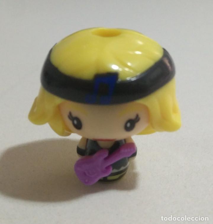 Figuras de Borracha e PVC: figura funko kinder joy 2021 mu&ntilde;eco mu&ntilde;equito figurita rubia guitarrra rock star