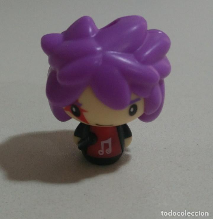 Figuras de Borracha e PVC: figura funko kinder joy 2021 mu&ntilde;eco mu&ntilde;equito figurita punk morado rock star