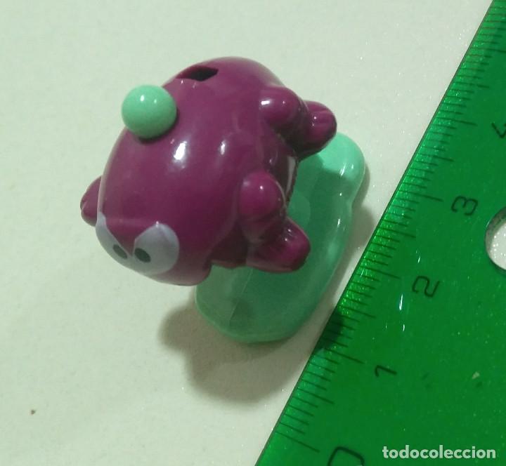 Figuras de Borracha e PVC: figura mu&ntilde;eco kinder especie de pulga saltarina serie nv secundario