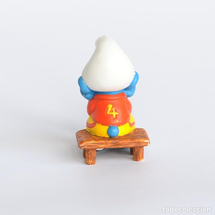 Figuras de Goma y PVC: Pitufo sentado en el banquillo (futbol)- Schleich- Peyo 2003 - Foto 3 - 294096513