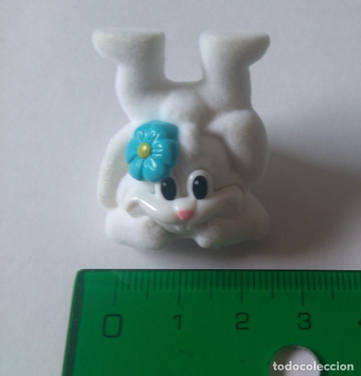 Figuras de Borracha e PVC: conejo color kinder mu&ntilde;eco figura figurita miniatura suave terciopelo blanco flor