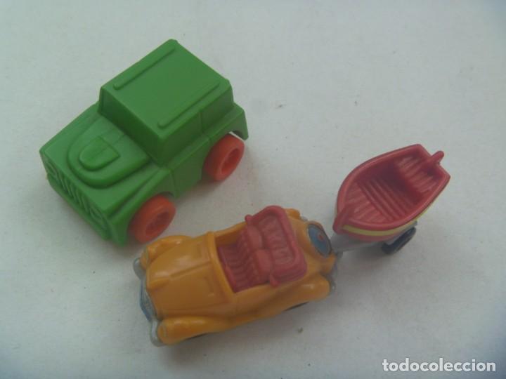 Kinder &Uuml;berraschung: LOTE DE 2 FIGURAS DE KINDER : VEHICULOS, COCHES Y UNO CON REMOLQUE