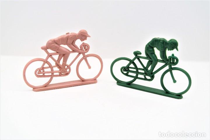 Figuras de goma y PVC: Antiguas Figuras de Ciclistas en Pl&aacute;stico. - Foto 1