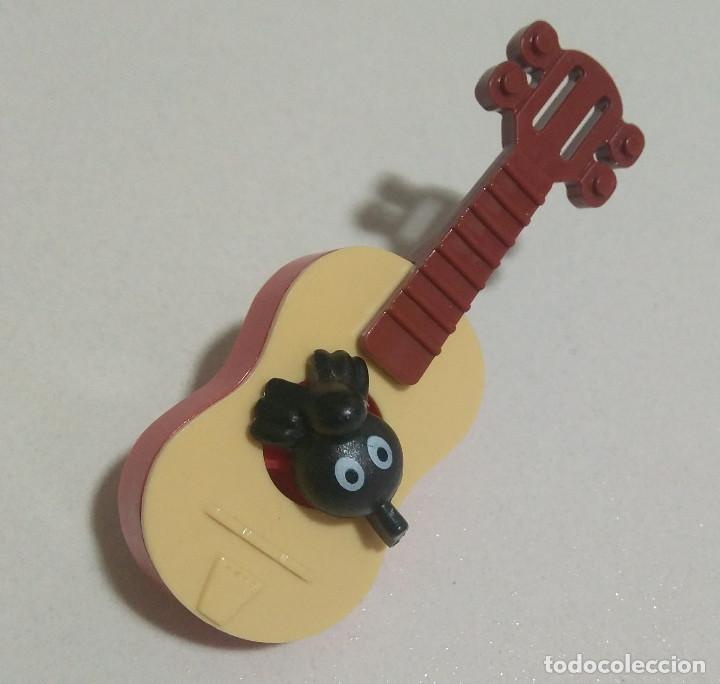 Kinder &Uuml;berraschung: guitarra kinder nota musical guitar instrumento fashion miniatura mini ferrero