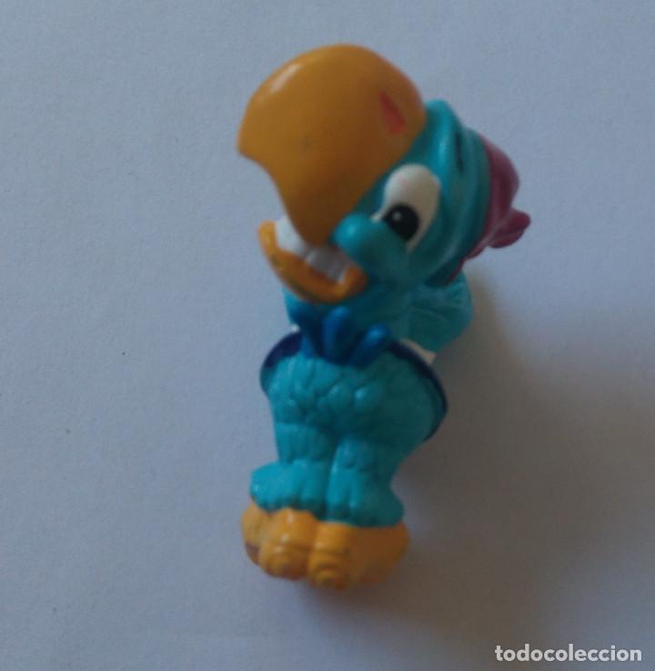 Figure di Gomma e PVC: figura KINDER LORO PIRATA PAPAGAYo miniatura mini papagali perteneciente al tiburon