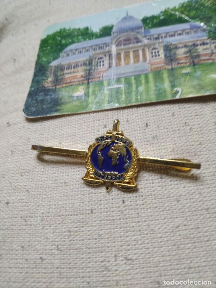 Figuras de goma y PVC: Pisacorbatas interpol policia - Foto 1