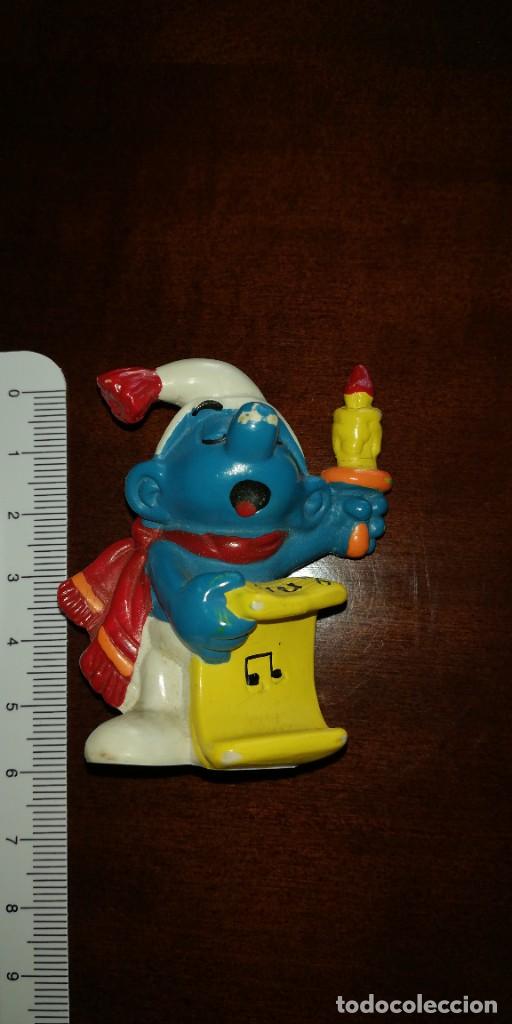 Figuras de Goma y PVC: Pitufo con candelabro A&ntilde;o 1981 de Sleich-Peyo .PVC 6 cm