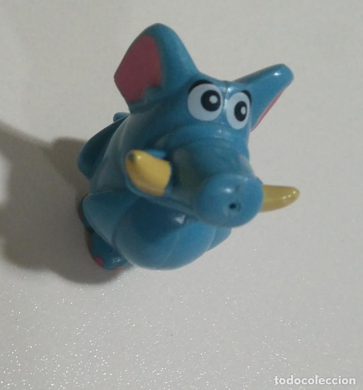 Kinder &Uuml;berraschung: kinder elefante echa agua mu&ntilde;eco animal