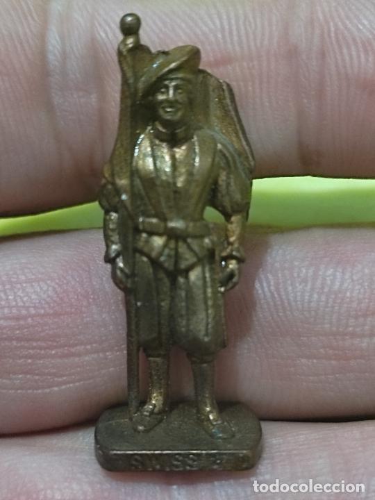 Kinder &Uuml;berraschung: KINDER SWISS 4 FIGURA METAL TONO COBRE 4 CMS ALTO PROMOCIONAL CHOCOLATE