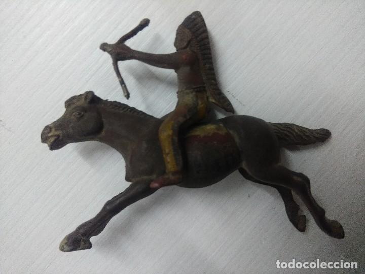 Figuras de goma y PVC: INDIO A CABALLO DE REAMSA. - Foto 1