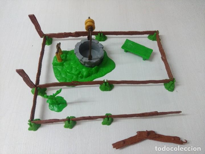 Figuras de goma y PVC: POZO Y COMPLEMENTOS PARA PITUFO/PEYO 1980. - Foto 2