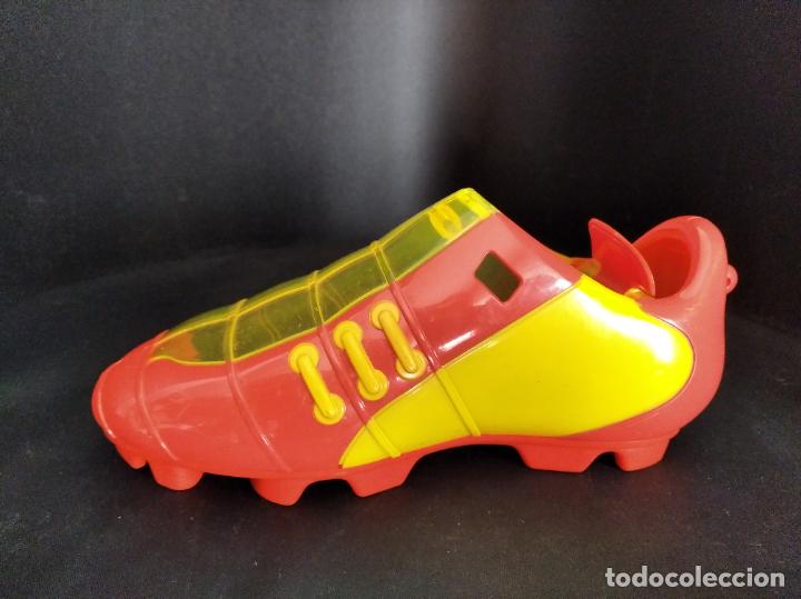 Figuras de goma y PVC: BOTA FUTBOL PVC - JUGUETE CON ACCION. DESCONOZCO JUEGO.