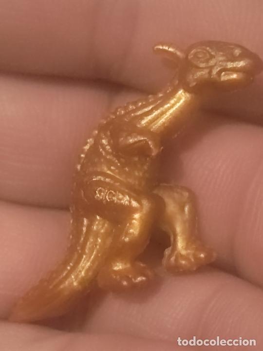 Rubber and PVC Figures: DINOSAURIO DUNKIN JURASIC PARK ORIGINAL RETRO COLOR DORADO BRILLANTE 3 CMS ALTO *