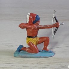 Figuras de Goma y PVC: GUERRERO INDIO CON ARCO, FABRICADO EN GOMA, PECH MADE IN SPAIN, ORIGINAL AÑOS 50.. Lote 309111613