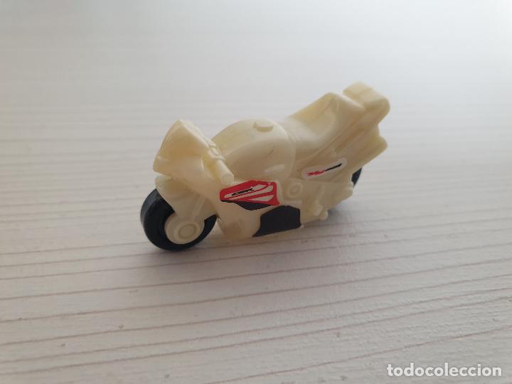 Figuras de goma Kinder: MOTO KINDER CON CUERDA - Foto 1