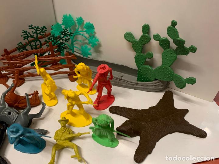 Figuras de goma y PVC: Lote de diferentes piezas de indios, vaqueros y complementos, tipo Jecsan, Reamsa&hellip; - Foto 2