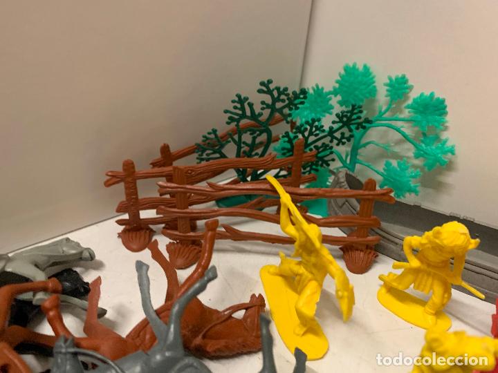 Figuras de goma y PVC: Lote de diferentes piezas de indios, vaqueros y complementos, tipo Jecsan, Reamsa&hellip; - Foto 3