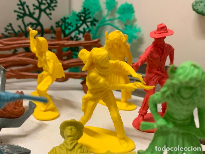 Figuras de goma y PVC: Lote de diferentes piezas de indios, vaqueros y complementos, tipo Jecsan, Reamsa&hellip; - Foto 4