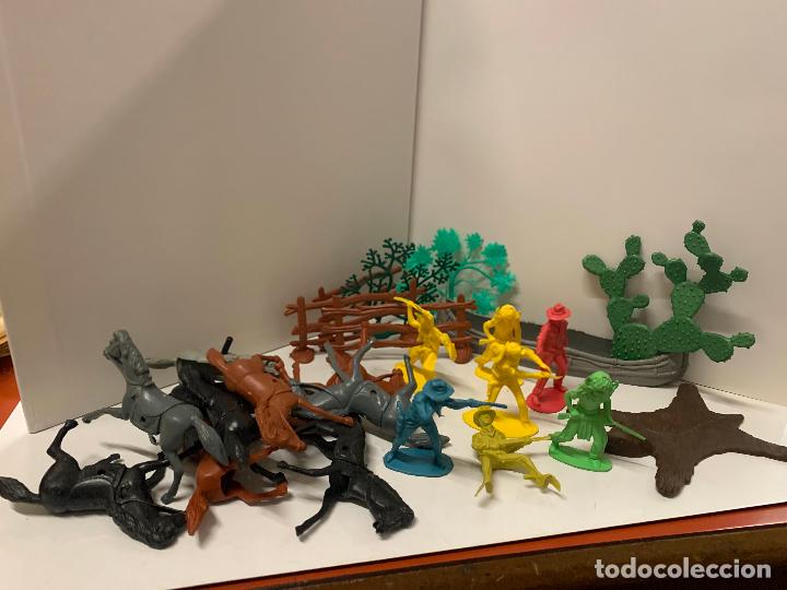 Figuras de goma y PVC: Lote de diferentes piezas de indios, vaqueros y complementos, tipo Jecsan, Reamsa&hellip; - Foto 6