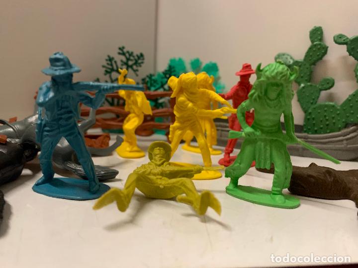 Figuras de goma y PVC: Lote de diferentes piezas de indios, vaqueros y complementos, tipo Jecsan, Reamsa&hellip; - Foto 7
