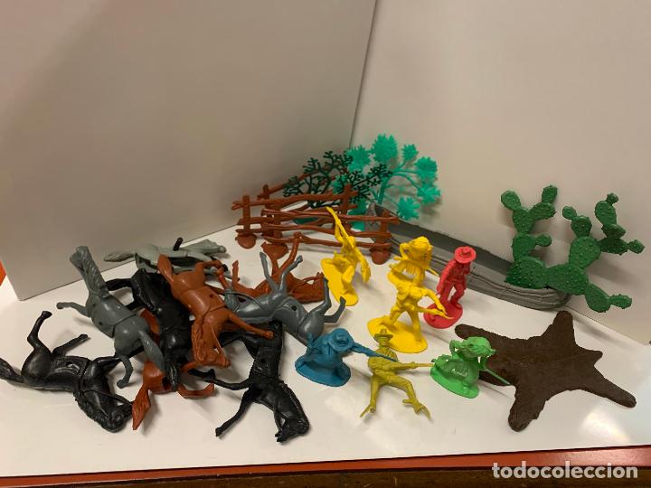 Figuras de goma y PVC: Lote de diferentes piezas de indios, vaqueros y complementos, tipo Jecsan, Reamsa&hellip; - Foto 1