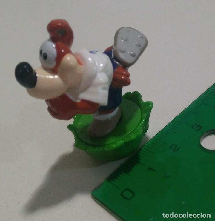 Figurines en Caoutchouc et PVC: kinder magic sport 2 tt perro futbolista futbol animal mu&ntilde;eco figura deporte kinder mu&ntilde;equito mini