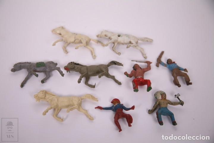 Gummi- und PVC-Figuren: Conjunto de 9 figuras - Indios y Vaqueros - Caballos - Medidas 6 cm de Altura - Marca Desconocida