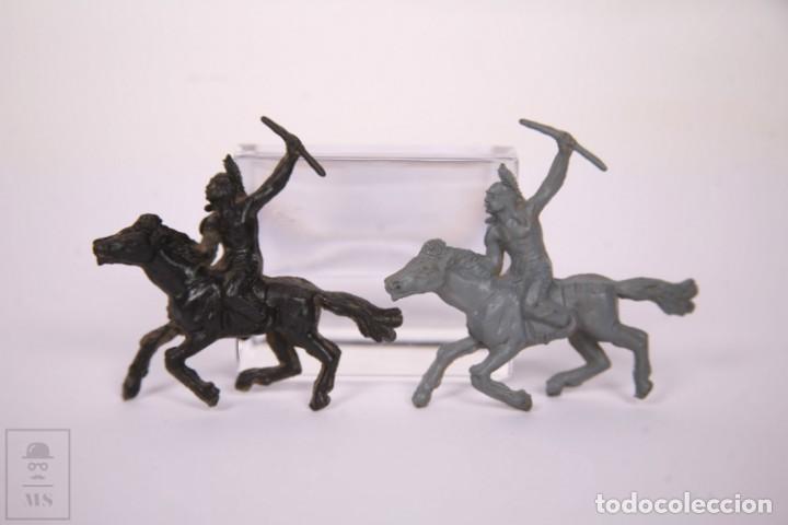 Gummi- und PVC-Figuren: Conjunto de 2 figuras - Guerreros Indios a Caballo - Negro y Gris - 6 cm Altura - Detergente Elena
