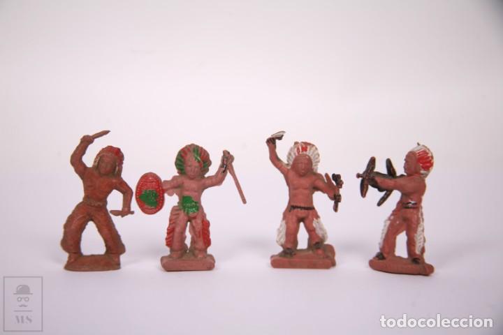 Gummi- und PVC-Figuren: Conjunto de 4 figuras - Guerreros Indios - Indios y Vaqueros - 4,5 cm Altura - Marca Desconocida