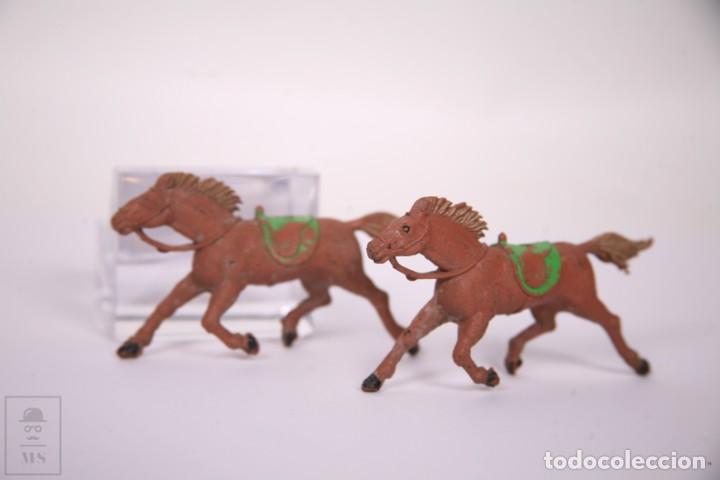 Gummi- und PVC-Figuren: Conjunto de 2 figuras - Caballos - Indios y Vaqueros - Medidas 5 x 10 cm - Marca Desconocida