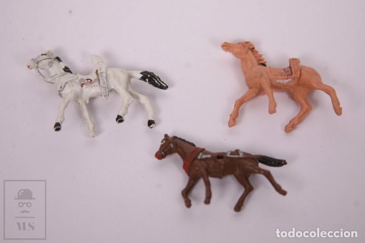 Gummi- und PVC-Figuren: Conjunto de 3 figuras - Caballos - Indios y Vaqueros - Medidas 5 x 4,5 cm - Marca Desconocida