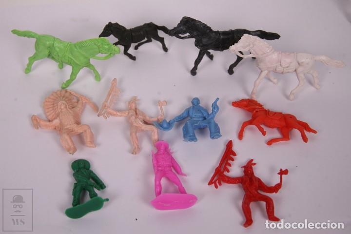 Gummi- und PVC-Figuren: Conjunto de 11 Figuras - Indios y Vaqueros - Caballos - Diferentes Colores