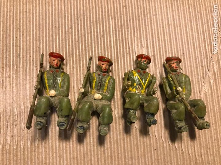 Rubber and PVC Figures: cuatro figuras de soldados, conductor y portadores de armas, miden 3,5 cms mueven los brazos