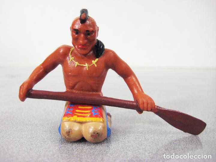 Figuras de goma y PVC: FIGURA DE PVC DE UN INDIO REMANDO. BULLYLAND - Foto 2