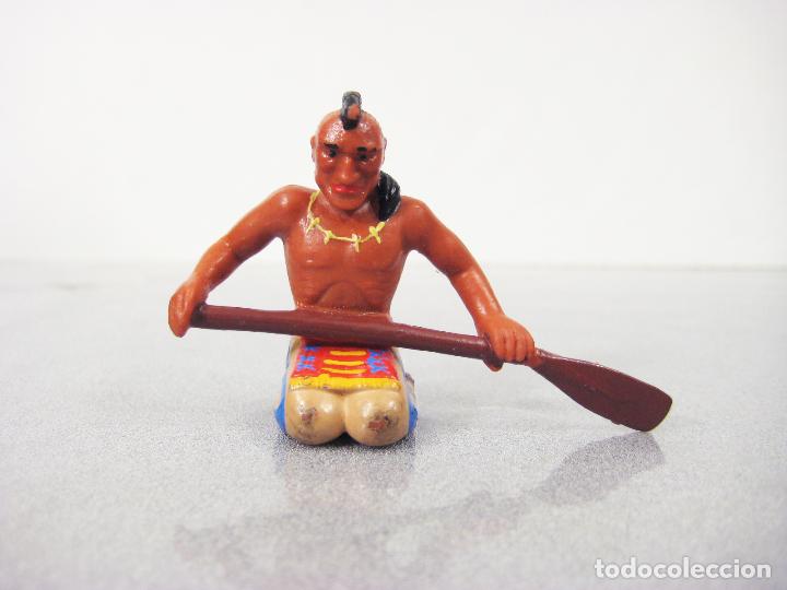 Figuras de goma y PVC: FIGURA DE PVC DE UN INDIO REMANDO. BULLYLAND - Foto 1