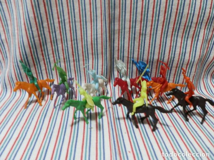 Figuras de goma y PVC: LOTE INDIOS Y CABALLOS - Foto 1