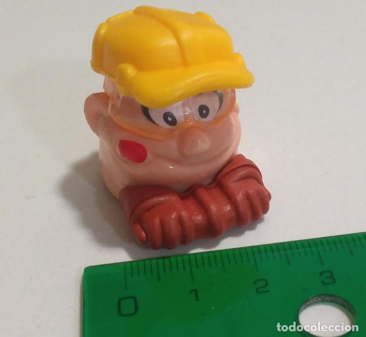 Figuras de Borracha e PVC: kinder mu&ntilde;eco ruedas gorra antiguo cabezon gorra amarilla secundario montable