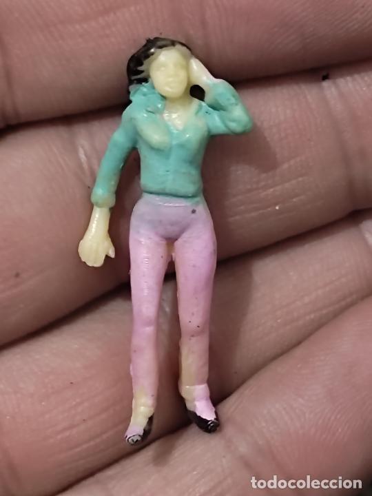 Figuras de Borracha e PVC: FIGURA PLASTICO IDEAL DIORAMA PVC 4 CMS ALTO APROX MUJER MANO OIDO VINTAGE PANTALON MORADO