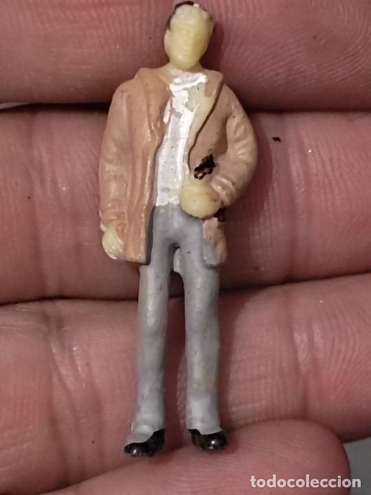 Gummi- und PVC-Figuren: FIGURA PLASTICO IDEAL DIORAMA PVC 4 CMS ALTO APROX HOMBRE LIBRO O SIMILAR BAJO BRAZO