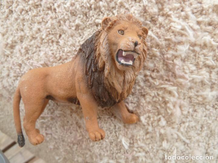 Figuras de goma y PVC: Leon Amlimes. Schleich - Foto 1