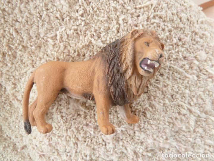 Figuras de goma y PVC: Leon Amlimes. Schleich - Foto 2