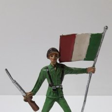 Figuras de Goma y PVC: SOLDADO ITALIANO ABANDERADO . REALIZADO POR COMANSI . SERIE SOLDADOS DEL MUNDO . ORIGINAL AÑOS 60. Lote 316470288