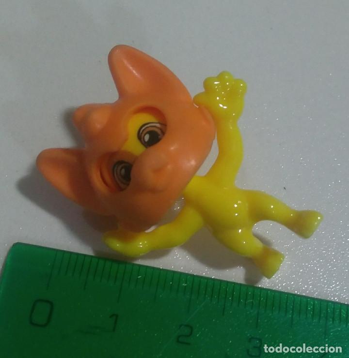 Kinder Figures: mu&ntilde;eco figura con mascara figurita dv mu&ntilde;equito secundario