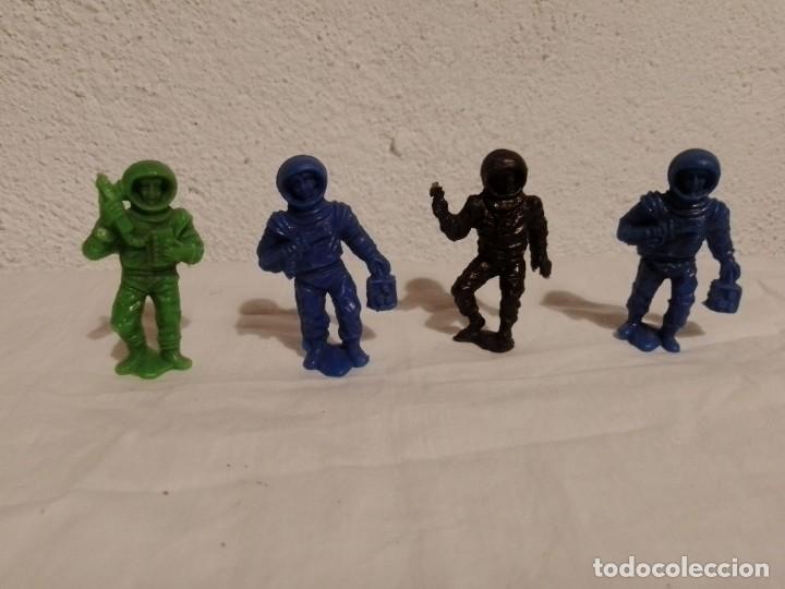 Figuras de goma y PVC: 4 ASTRONAUTAS DE PLASTICO - Foto 1