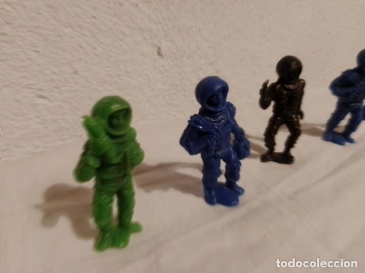 Figuras de goma y PVC: 4 ASTRONAUTAS DE PLASTICO - Foto 2